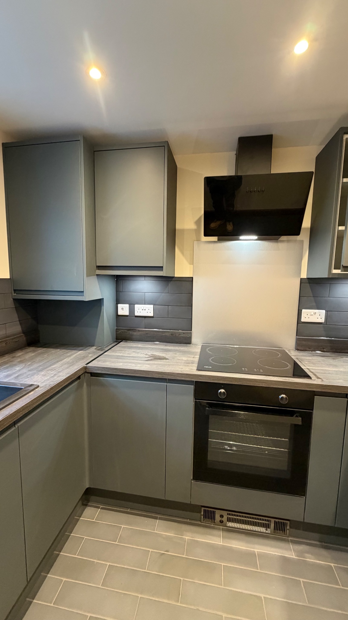 Kitchen — Hob & Extractor